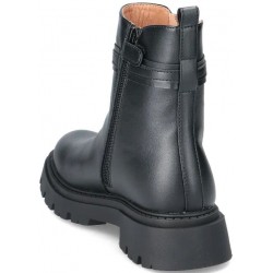 Dettaglio zip e retro stivaletto prima classe pelle nera.